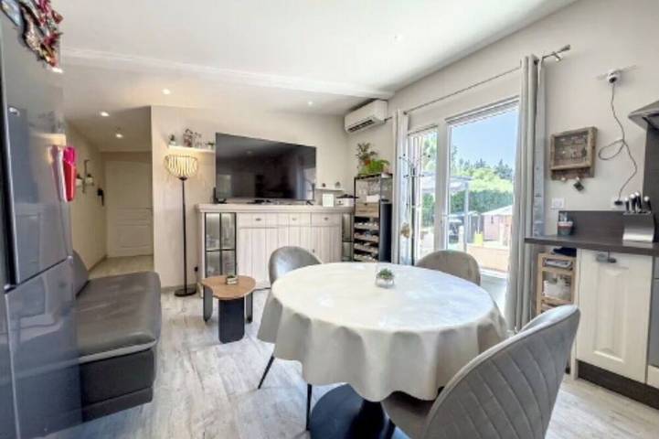 Single-storey house with swimming pool. in Caumont-sur-Durance, Vaucluse
