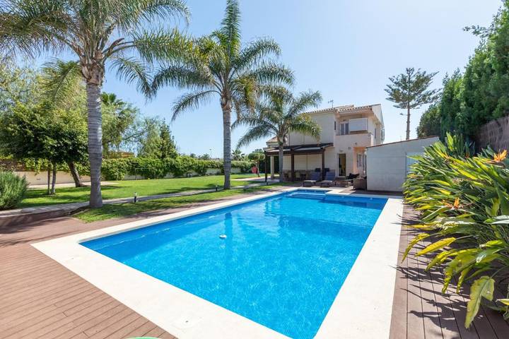Chalet para 8 personas, con Terraza además de Jardín y Piscina en Camp de Morvedre