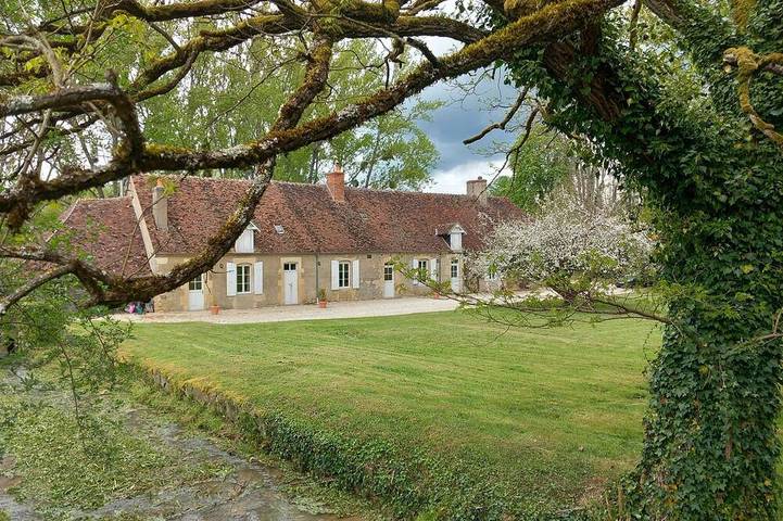 Location de vacances pour 12 personnes, avec jardin à Saint-Benin-d'Azy