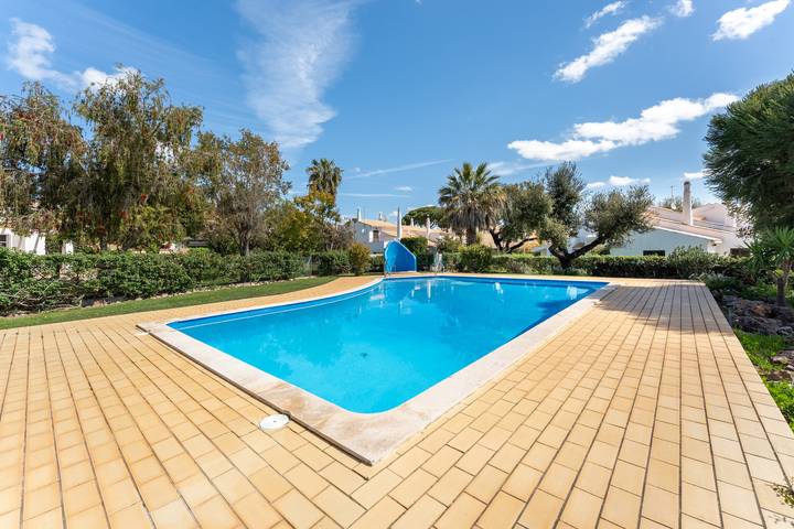 Location de vacances pour 8 personnes, avec piscine et jardin dans Roja Pe - 3