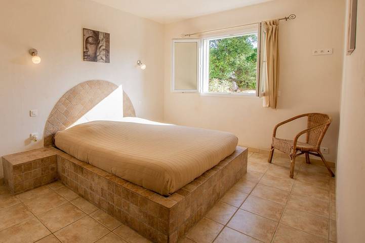 Very Quiet Spacious Villa, Sea And Mountain Views, 500M From The Beach in Zonza, Arrondissement de Sartène