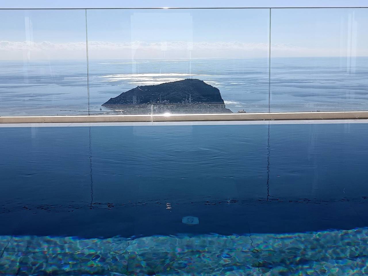 Luxury Escape with Stunning Views & Heated Jacuzzi, Alanya Villa 1002 in Alanya, Antalya Province