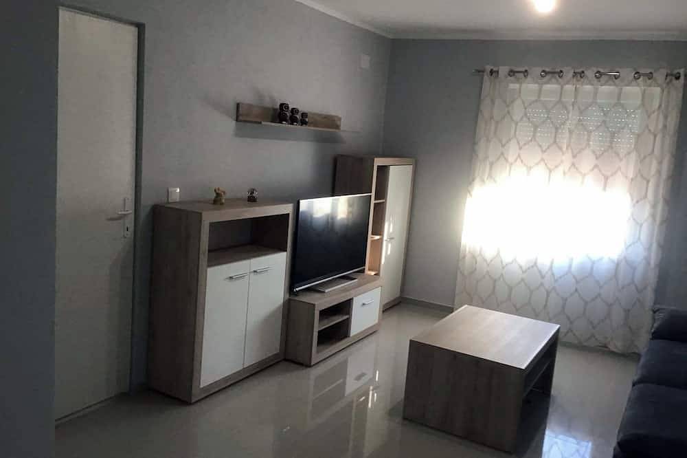 Geheel appartement, Modern 2-Bedroom Apartment with Garden Views & Full Amenities! in Polača, Zadar