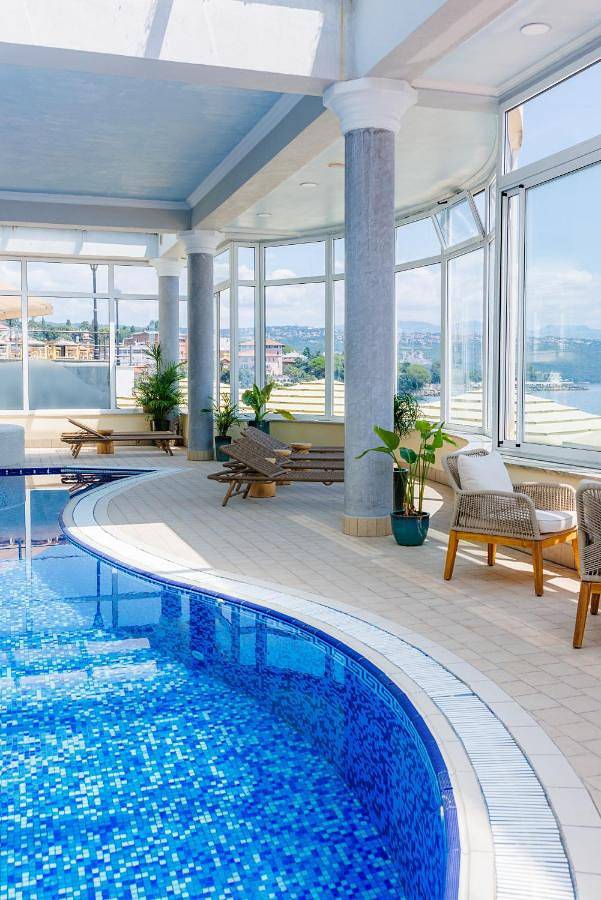 Hotel para 4 personas, con sauna y balcón además de piscina y jacuzzi - 1