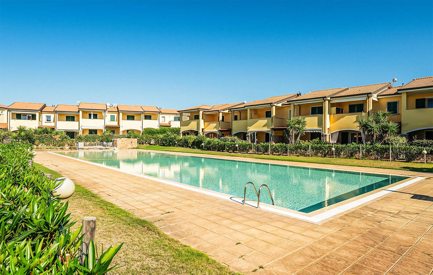 Ganze Ferienwohnung, Apartment mit Meerblick, Pool, Terrasse und Küche – 1,5 km vom Strand Li Junchi entfernt in Pirotto Li Frati, Olbia-Tempio