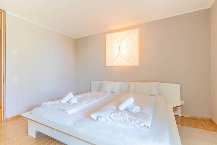 Ganze Wohnung, Gnadenseeblick – 107 m² mit Garten & Terrasse direkt am See in Allensbach, Untersee