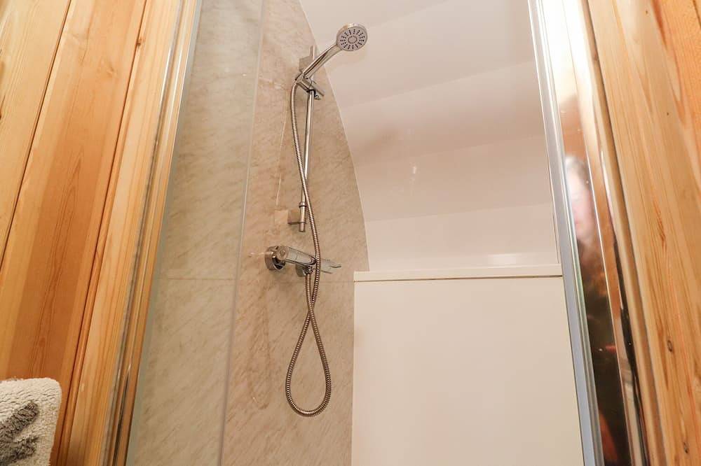 Homewood Pod, pet friendly, with hot tub in Garstang in Lancashire