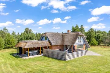 Ferienhaus für 8 Personen, mit Terrasse und Whirlpool sowie Sauna in Tirpitz Museum (Oksby)