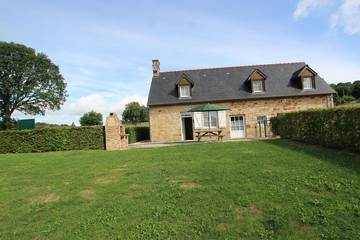Gîte pour 5 personnes, avec jardin à Saint-Georges-de-Rouelley