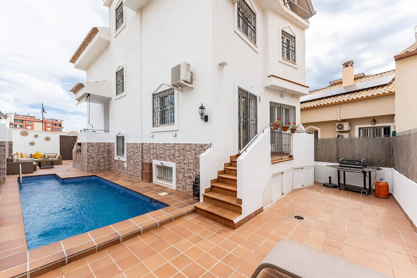 Villa 'Casa Ohana' con vistas al mar, Wi-Fi y aire acondicionado in Los Pacos, Fuengirola