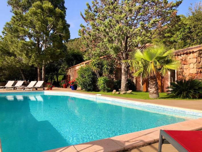 Villa pour 12 personnes, avec vue ainsi que jardin et piscine, adapté aux familles à Figari