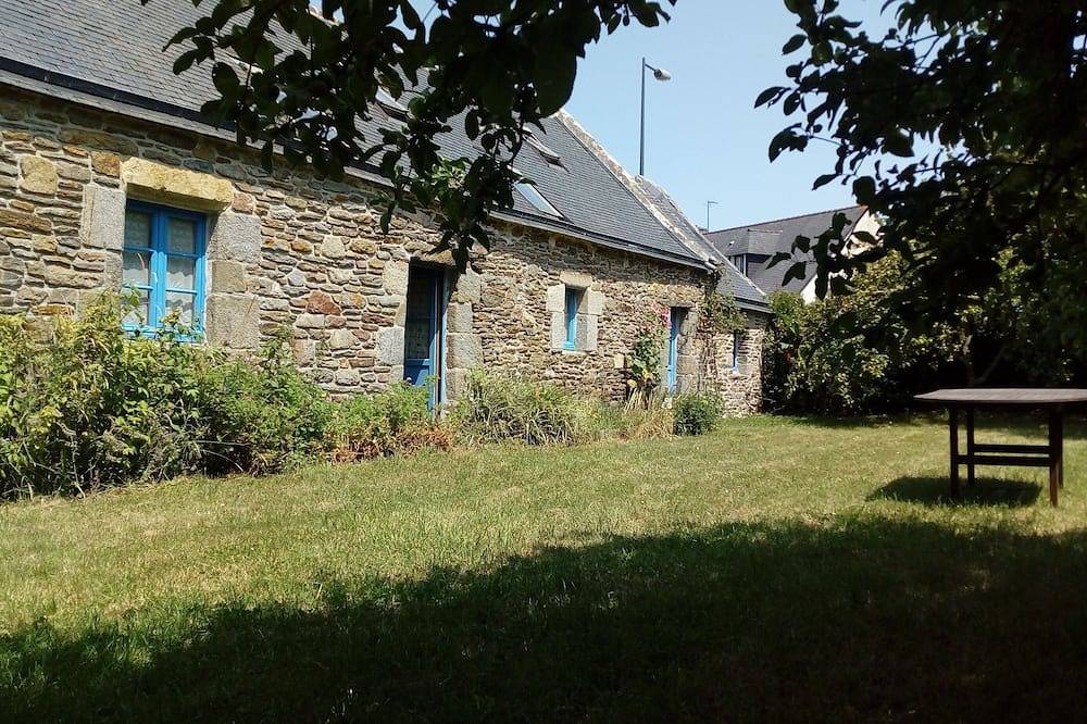 Traditional farmhouse with large garden. Porsliogan beach 500m away on foot. in Le Conquet, Brest region