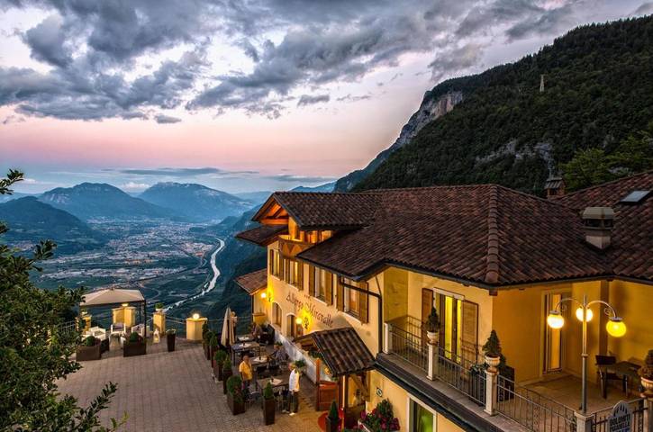 Hôtel pour 2 personnes, avec jacuzzi et sauna ainsi que piscine et jardin, animaux acceptés à Fai della Paganella