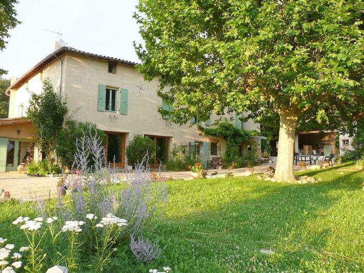Chambre d’hôte pour 2 personnes, avec Terrasse ainsi que Jardin et Piscine à Montvendre