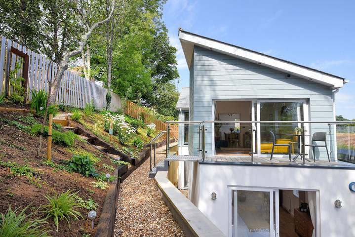 Cottage for 6 people, with Balcony and Garden as well as Pool in Dorset
