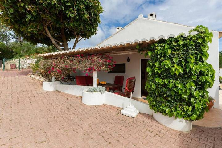 Gîte pour 4 personnes, avec Terrasse et Piscine