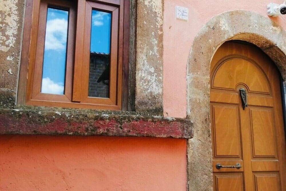 Lovely one-bedroom apartment historic center of Tuscania within walking distance of the Municipal Theater. in Tuscania, Viterbo Province