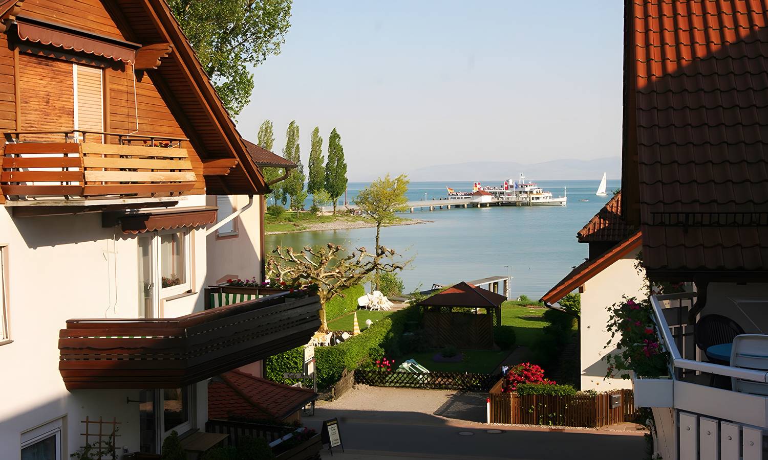 Apartamento entero, Apartamento 'B 04' con vistas al lago, jardín compartido y Wi-Fi in Immenstaad, Immenstaad am Bodensee