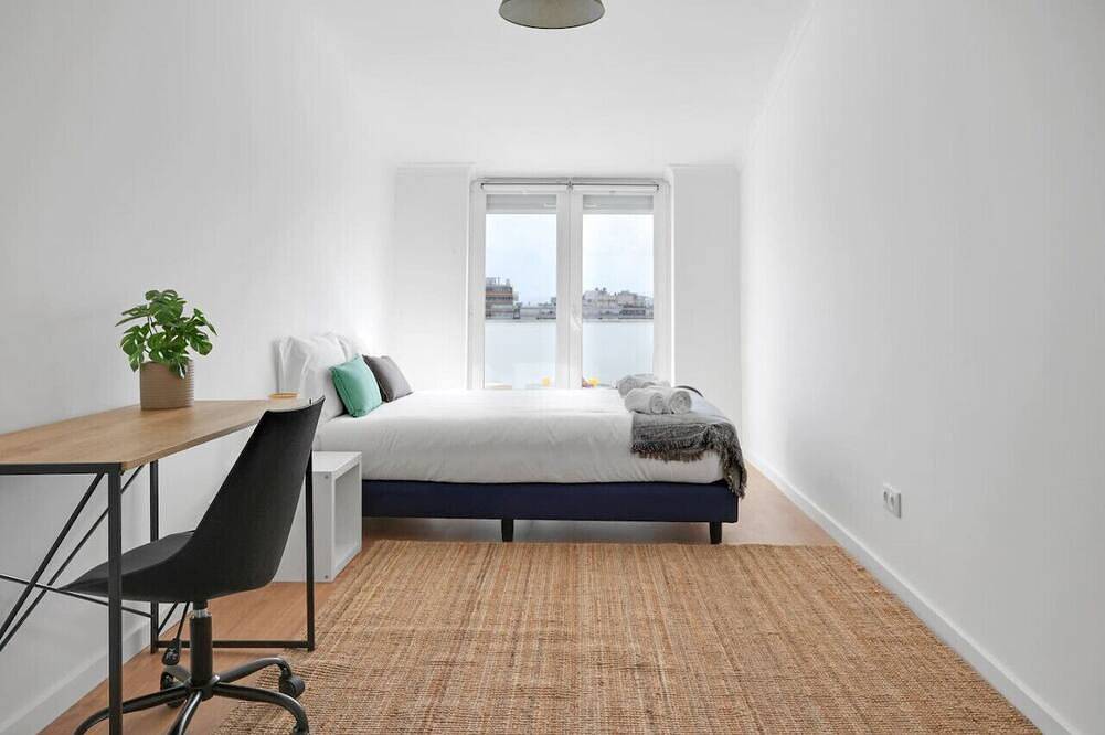 Ganze Wohnung, Sunny Apt - Almada - Balcony w/ River View! in Almada, Halbinsel von Setúbal