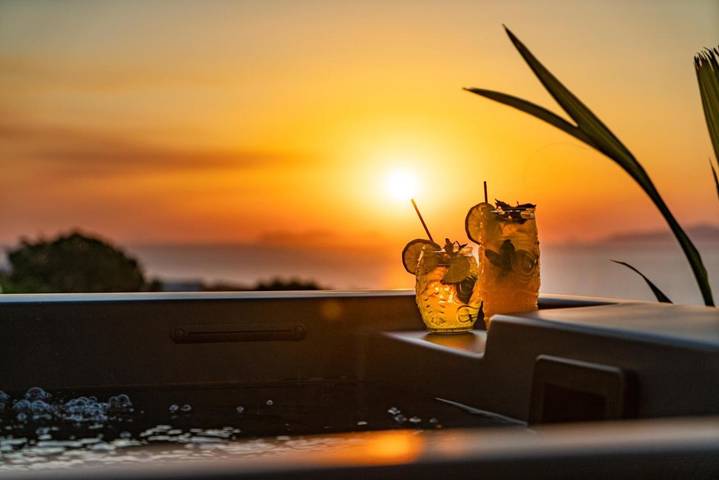 Villa für 2 Personen, mit Whirlpool und Pool sowie Garten auf Santorin