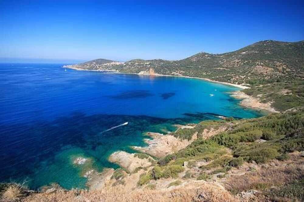 Maison toute équipée, vue mer, 800m plage à pied, Wifi, jardin in Cargèse, Parc naturel régional de Corse