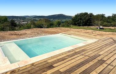 Gîte pour 4 personnes, avec terrasse ainsi que jardin et piscine à Salavas