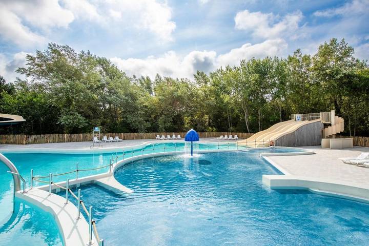 Appart’hôtel pour 4 personnes, avec sauna ainsi que jardin et piscine, animaux acceptés