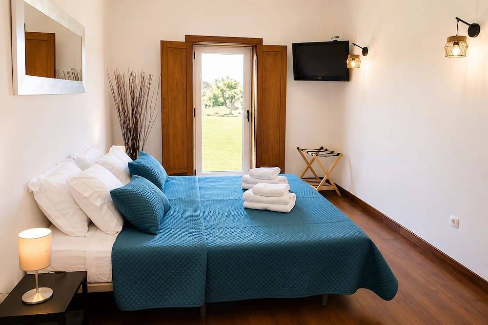 Pouso Du’Vagar is located in Cuba (Baixo Alentejo). The house is a spacious V4. in Cuba, Beja Distrikt