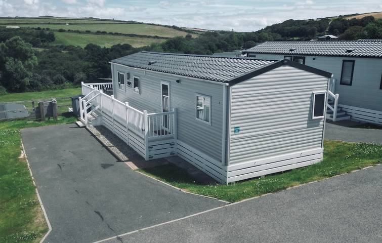 Lodge for 8 people, with Balcony and Terrace as well as Pool in Newquay