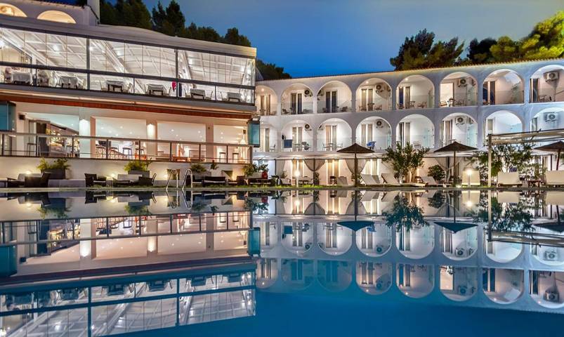 Holiday rental for 2 people, with pool and children pool as well as garden and view in Skiathos