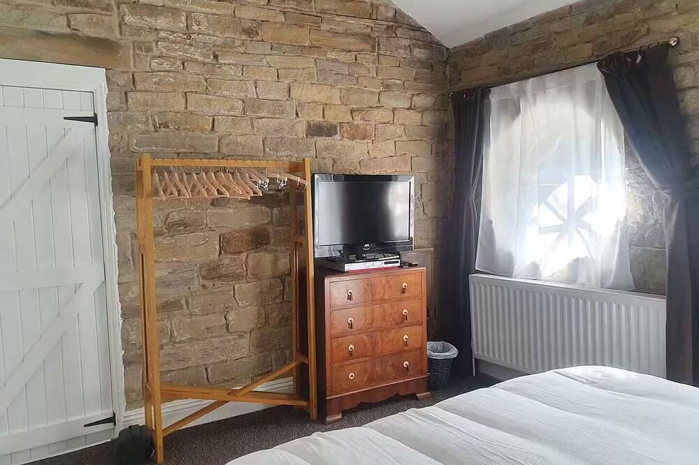Edgerton cottage, 1-bed detached coach house in town, Spacious rustic charm. in Huddersfield, West Yorkshire