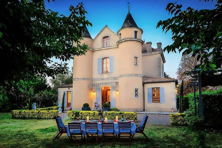 Location de vacances pour 12 personnes, avec Balcon et Terrasse ainsi que Jardin et Piscine à Seyches