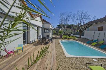 Cottage pour 12 personnes, avec terrasse ainsi que jardin et jacuzzi, animaux acceptés à Charleval