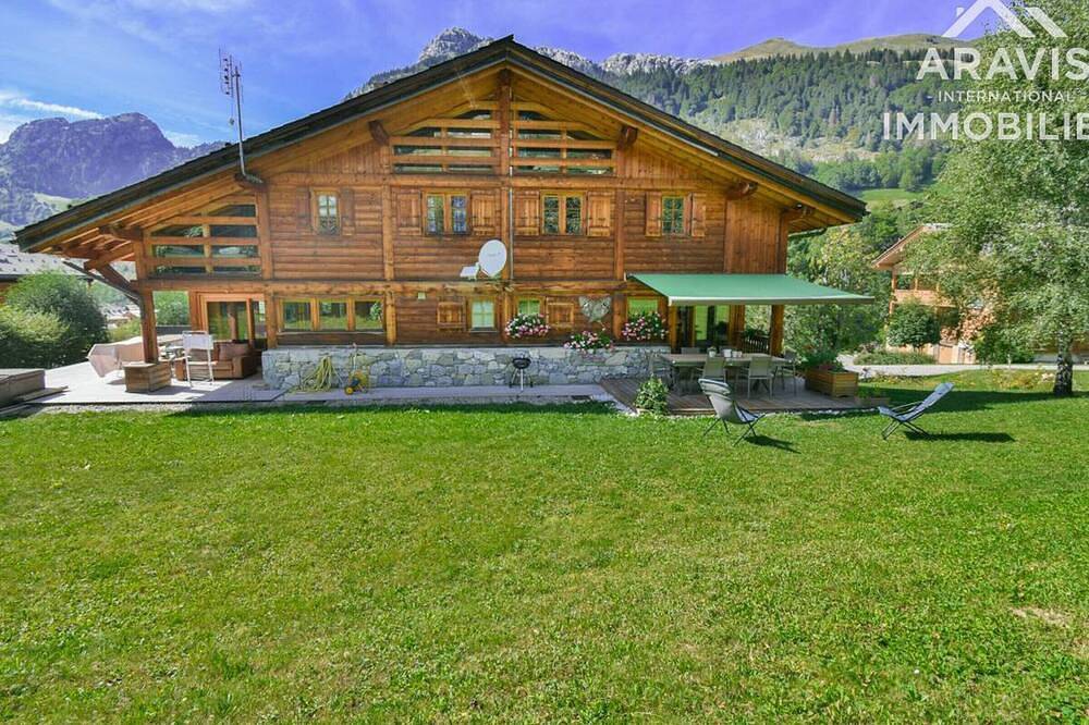 Charming Chalet for 11, Close to Slopes & Amenities in Le Grand-Bornand, Annecy region