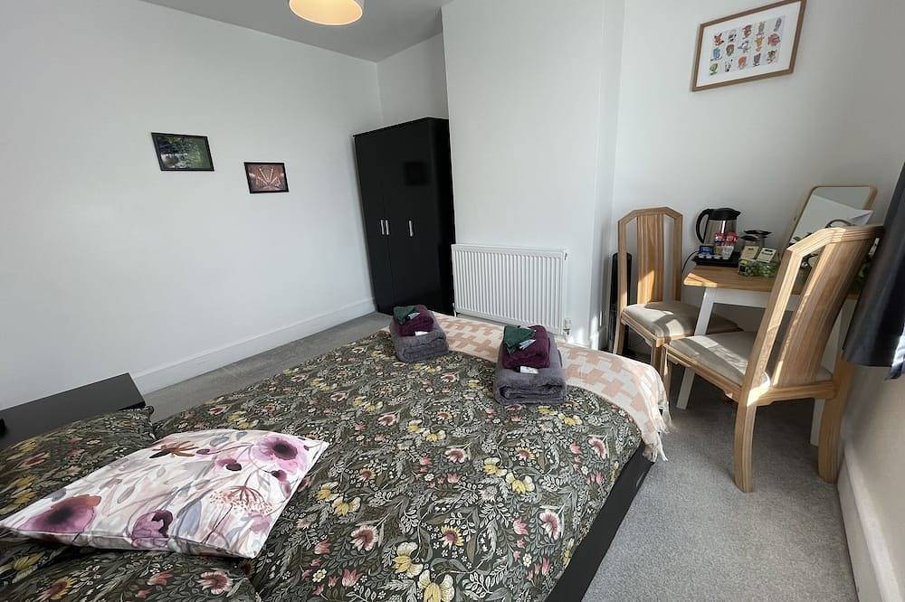 1 Double Bedroom in Sudbury Hill - 10 mins from Wembley Stadium in Brent, London