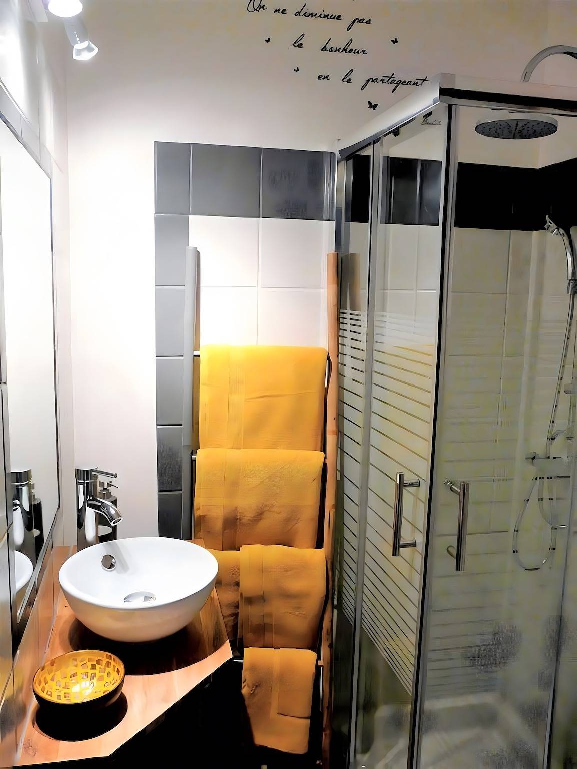 Chambre d’hôtes « Wasaï » avec terrasse privée, Wi-Fi et climatisation in Gras, Privas