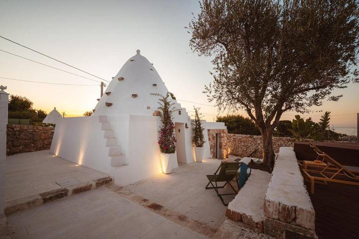 Villa pour 4 personnes, avec Jacuzzi et Terrasse ainsi que Jardin et Piscine à Polignano a Mare