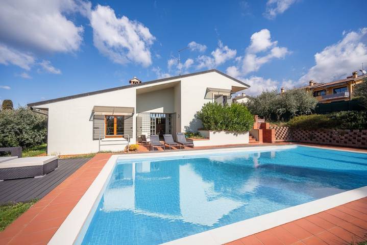 Ferienhaus für 7 Personen, mit Balkon/Terrasse und Garten sowie Pool und Sauna in Costermano
