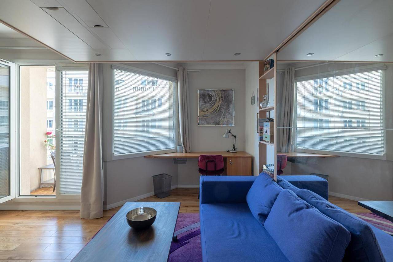 Studio with Balcony in Issy-les-Moulineaux, Hauts-de-Seine