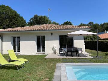 Location de vacances pour 7 personnes, avec piscine ainsi que vue et jardin à Saubion