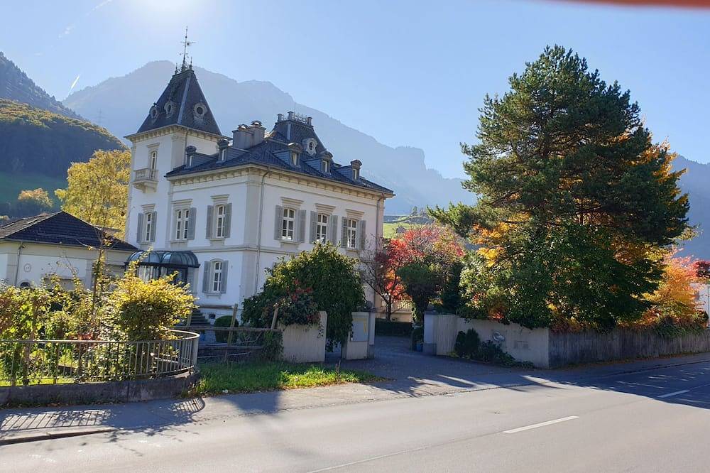 Ganze Wohnung, Historische Fabrikantenvilla Wohnung Eg und 1.Og in Mitlödi, Glarus Süd