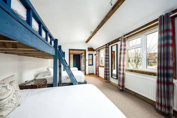 Schöne Hütte in der Nähe von Bath mit beheiztem Pool bietet Platz für bis zu 17 Personen in Siston, Süd Gloucestershire