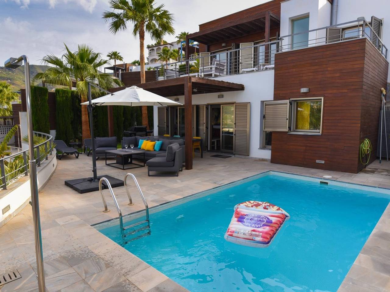 Preciosa Villa con piscina de estilo moderno in Curumbico, Almuñecar