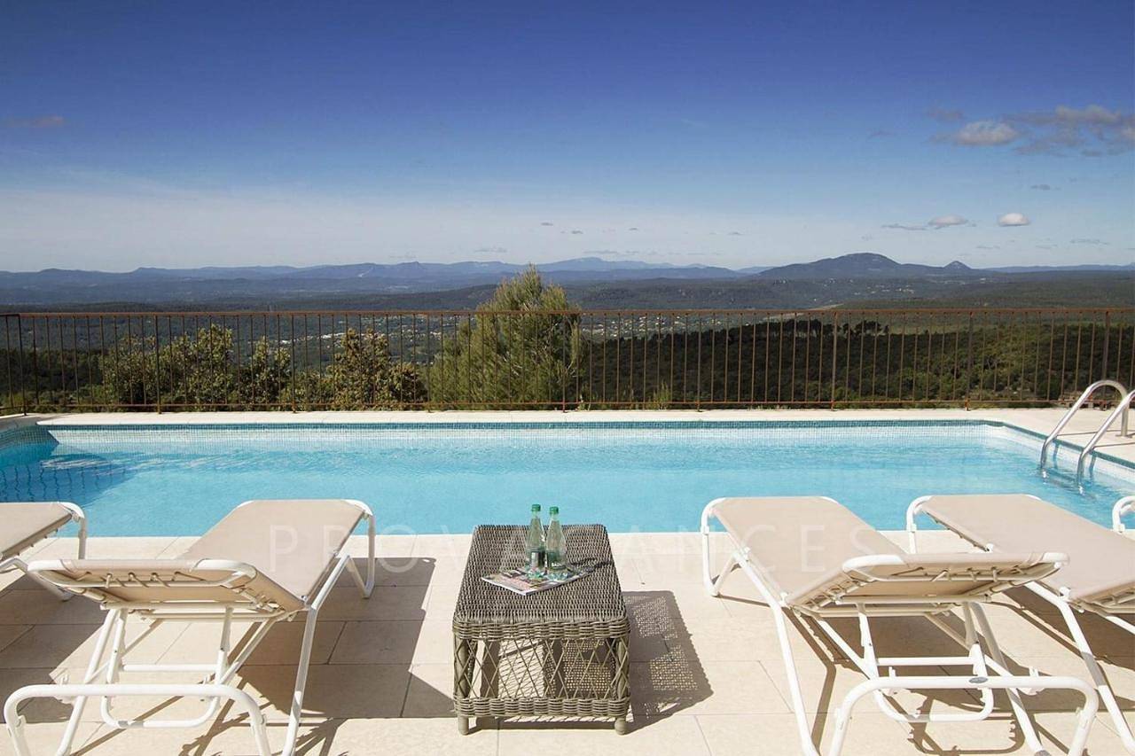 Triple Room with Private Bathroom in Tourtour, Région de Draguignan