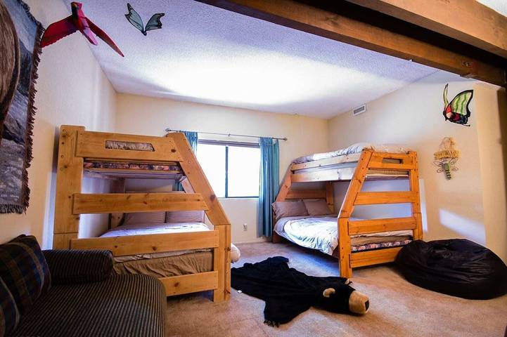 Vacation rental for 15 people, with balcony and hot tub in Lake Arrowhead