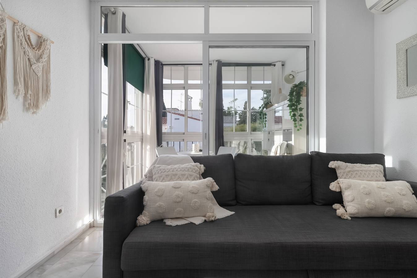Geheel appartement, Appartement 'La Carihuela' met Gedeeld Zwembad, Wifi en Airconditioning in Montemar Torremolinos, Torremolinos