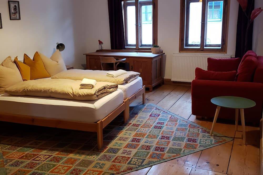 Ganze Wohnung, Gästezimmer Südfrankreich, lehmgeputzes Bad, Badewanne, Garten, Sauna, Küche in Greiz, Region Greiz