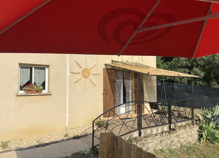 Gîte pour 2 personnes, avec terrasse ainsi que jardin et piscine à Les Mages
