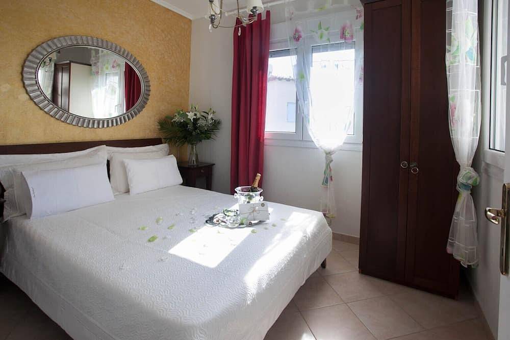 Entire apartment, Villa between pine forest and golden beach by the sea! in Polychrono, Cassandra