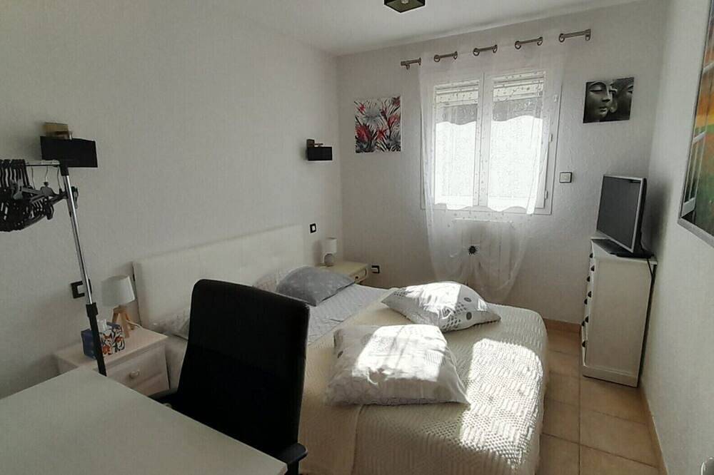 Guest Rooms 'Le Paradis' with Shared Pool, Wi-Fi and Air Conditioning in Le Luc, Draguignan region
